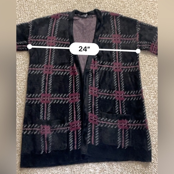 Cozy eyelash knit cardigan with front pockets. Slightly oversized. - Picture 5 of 7